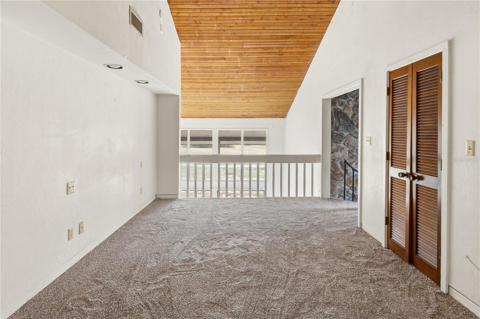 GRENELEFE CONDO CORNER LAKE EAST - Residential