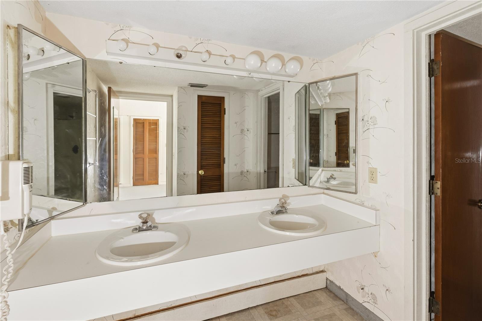 GRENELEFE CONDO CORNER LAKE EAST - Residential