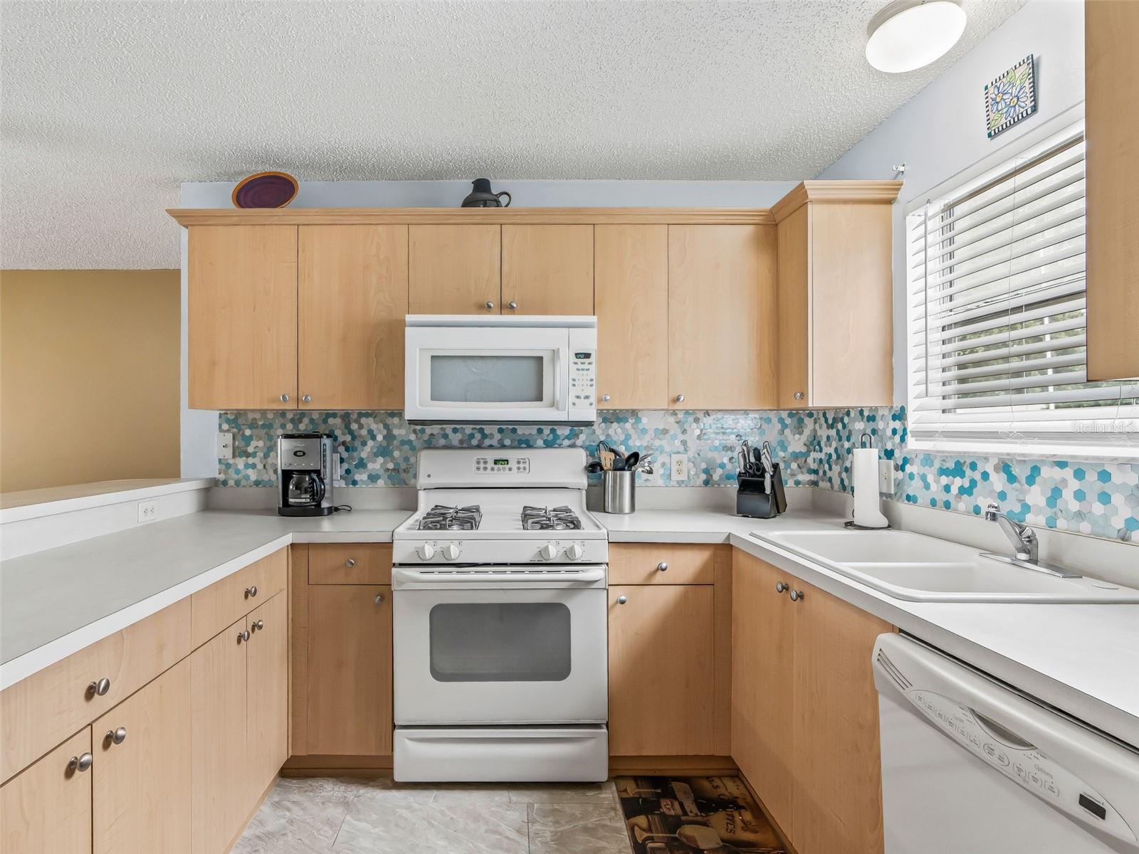 897 LIVINGSTON LOOP