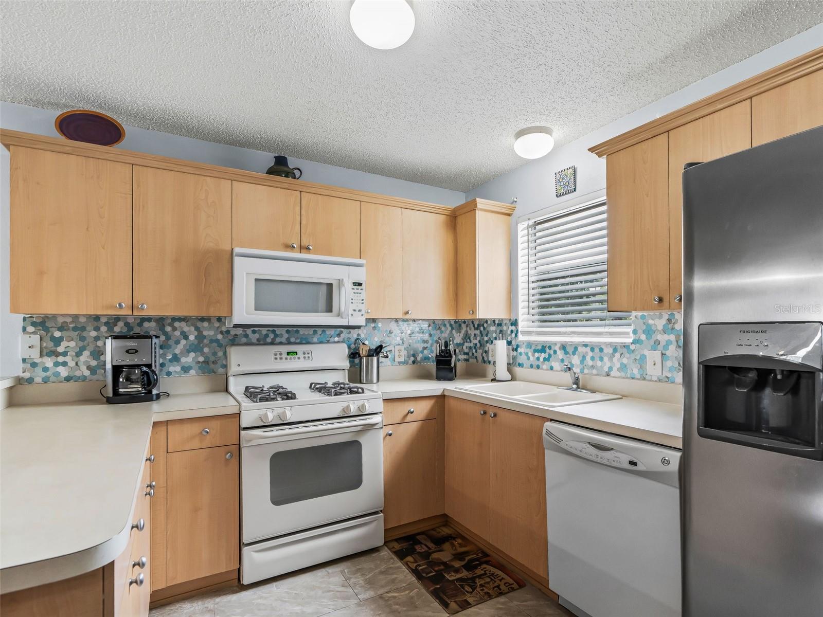 897 LIVINGSTON LOOP