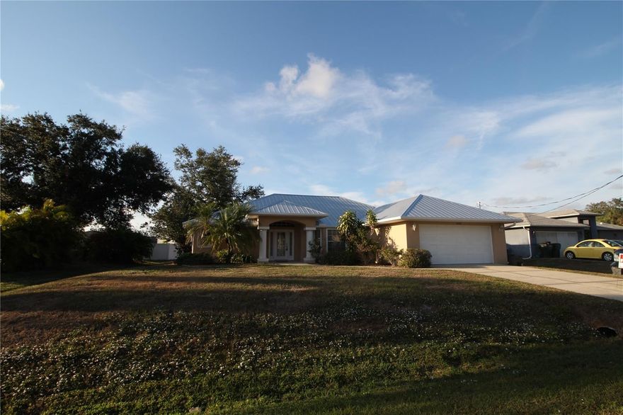 What a great property located close to I-75 and US 41.  Shopping and restaurants, and Publix is close to the home. This property shows like a new home.