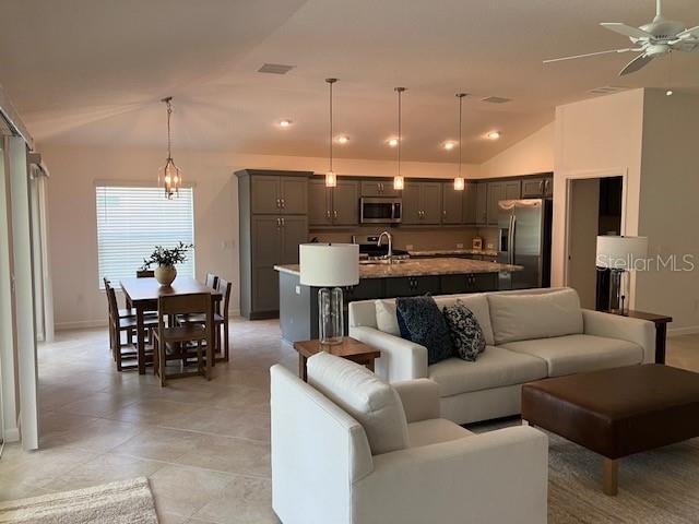 VILLAGES/SOUTHERN OAKS UN 124 - Residential