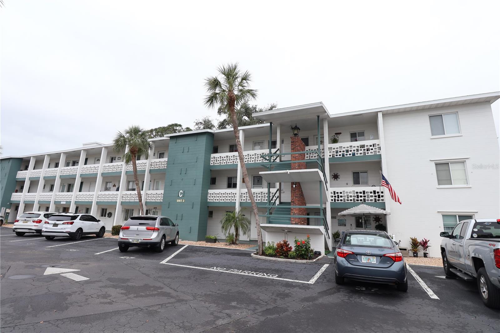 This top-floor condo offers a fantastic courtyard view—essential for those who appreciate the best in condo living. Featuring two spacious bedrooms, fresh paint, and brand-new carpet in the bedrooms, it’s move-in ready. You'll also enjoy the convenience of an in-unit washer and dryer, so no need to trek to the clubhouse. Additional highlights include updated fiberglass entry doors, laminate flooring in the living room, dining room, and hallway, as well as low maintenance fees. Plus, it comes with enough furniture to help you settle in comfortably. This condo is a fantastic opportunity!