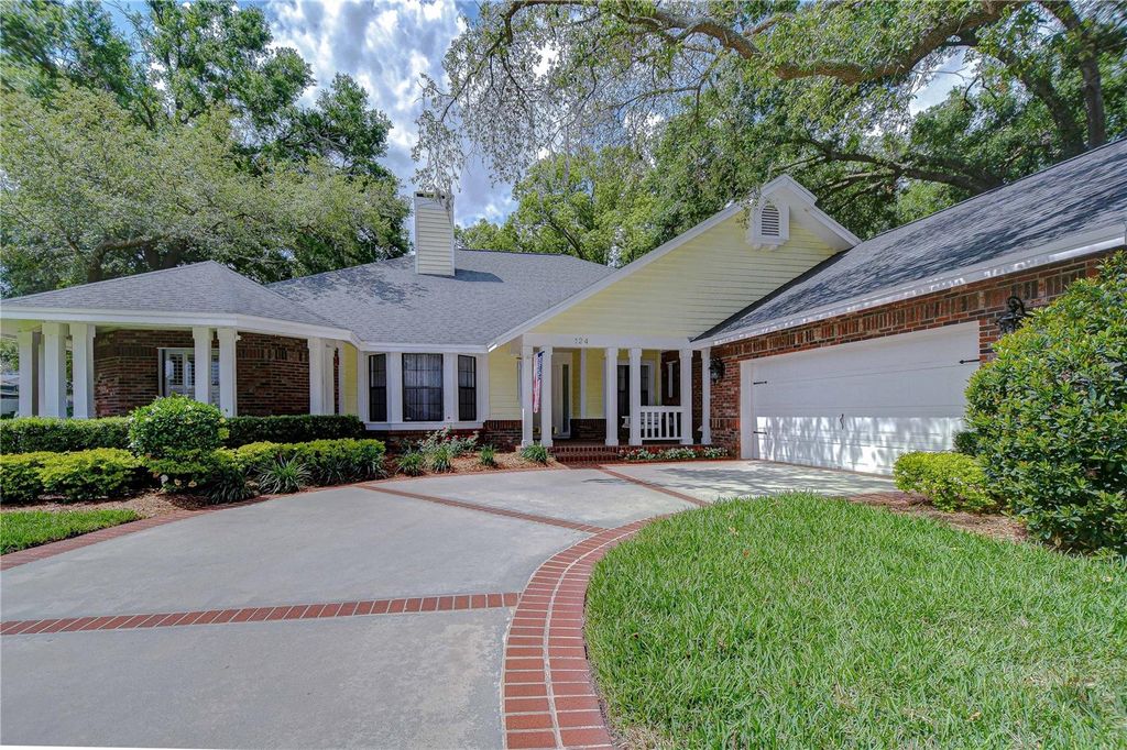 Photo of 124 Barrington Drive, Brandon, FL 33511 (MLS # TB8383139)