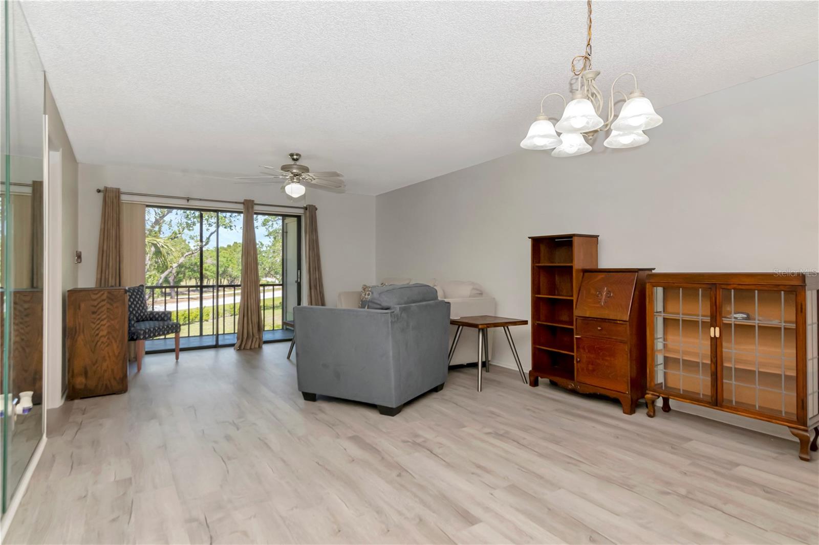 112 W CYPRESS COURT