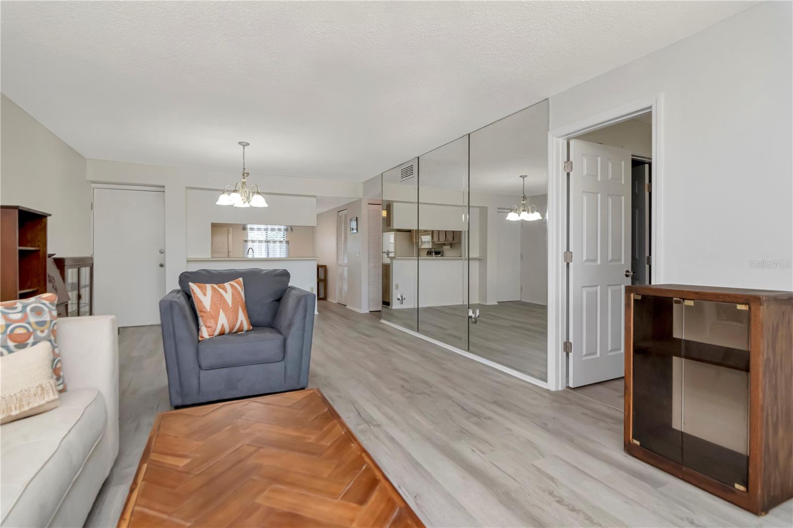 112 W CYPRESS COURT