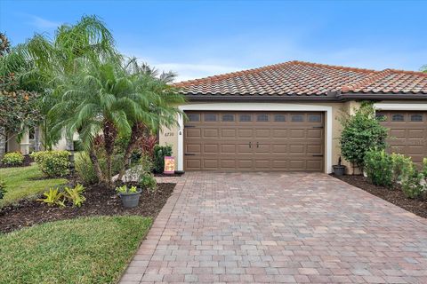Photo of 6720 Willowshire Way, Bradenton, FL 34212 (MLS # A4671471)