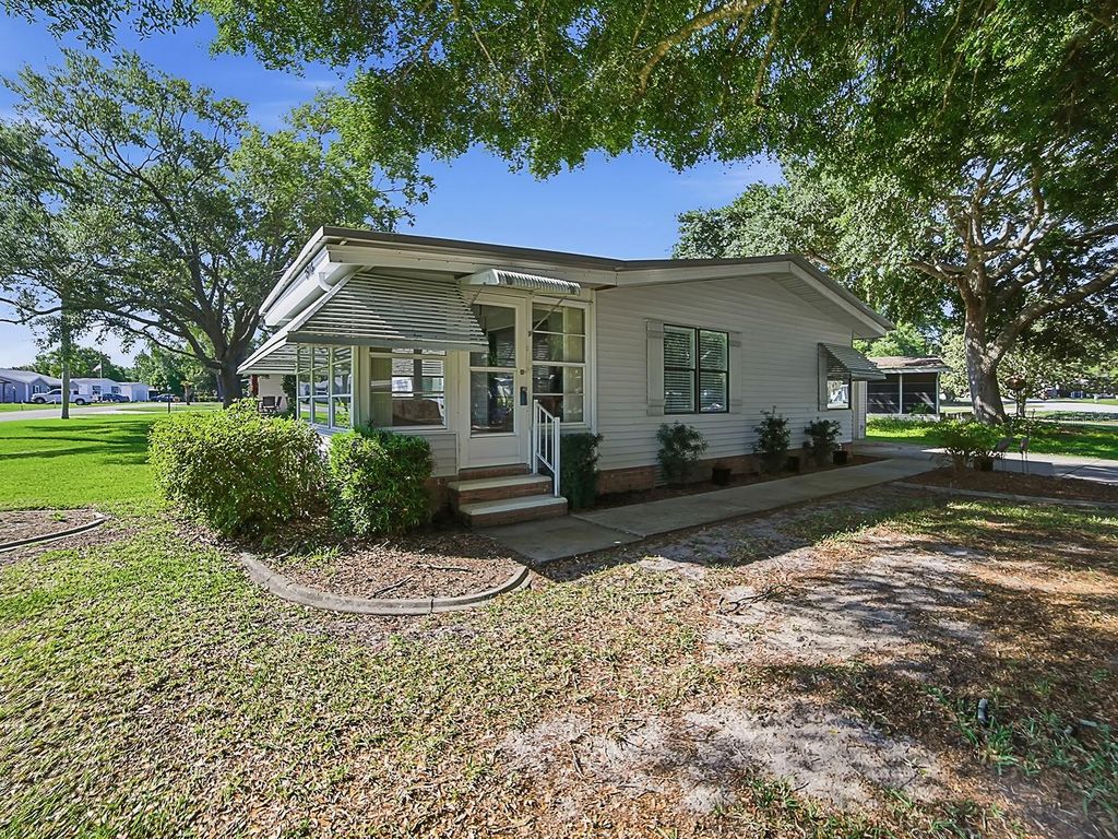 Photo of 25143 Barrow Hill, Leesburg, FL 34748 (MLS # G5111535)