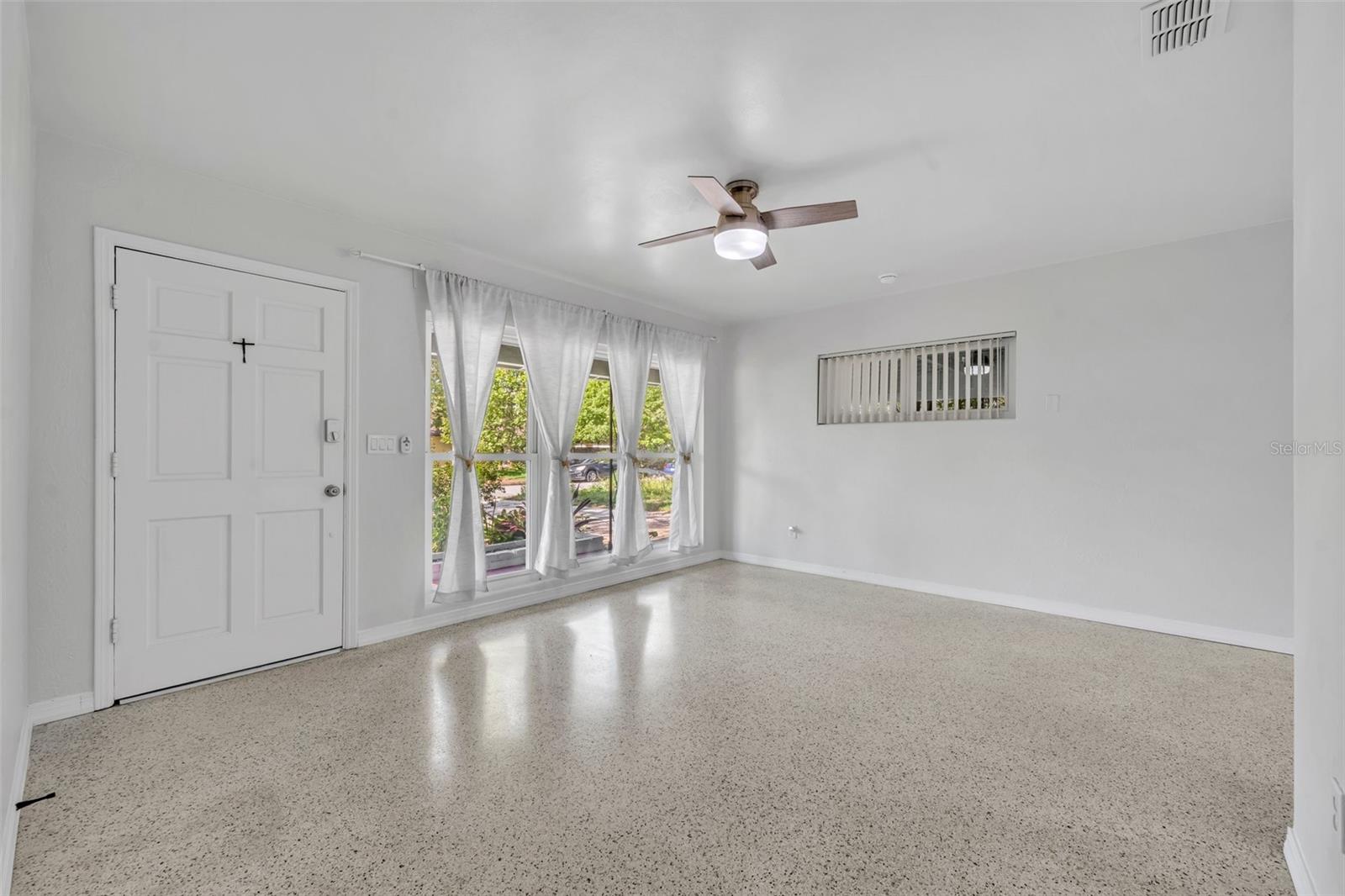 3615 PELICAN LN