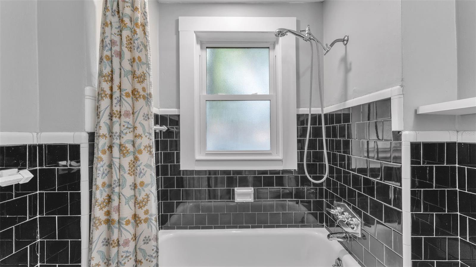 TROPICAL GARDENS - Residential