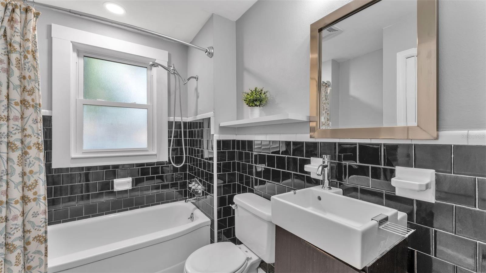 TROPICAL GARDENS - Residential