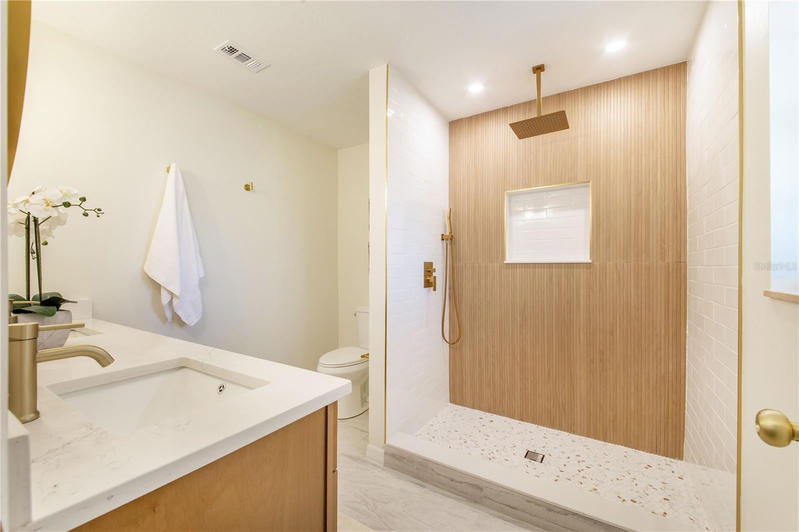 LAKEWOOD ESTATES - Residential