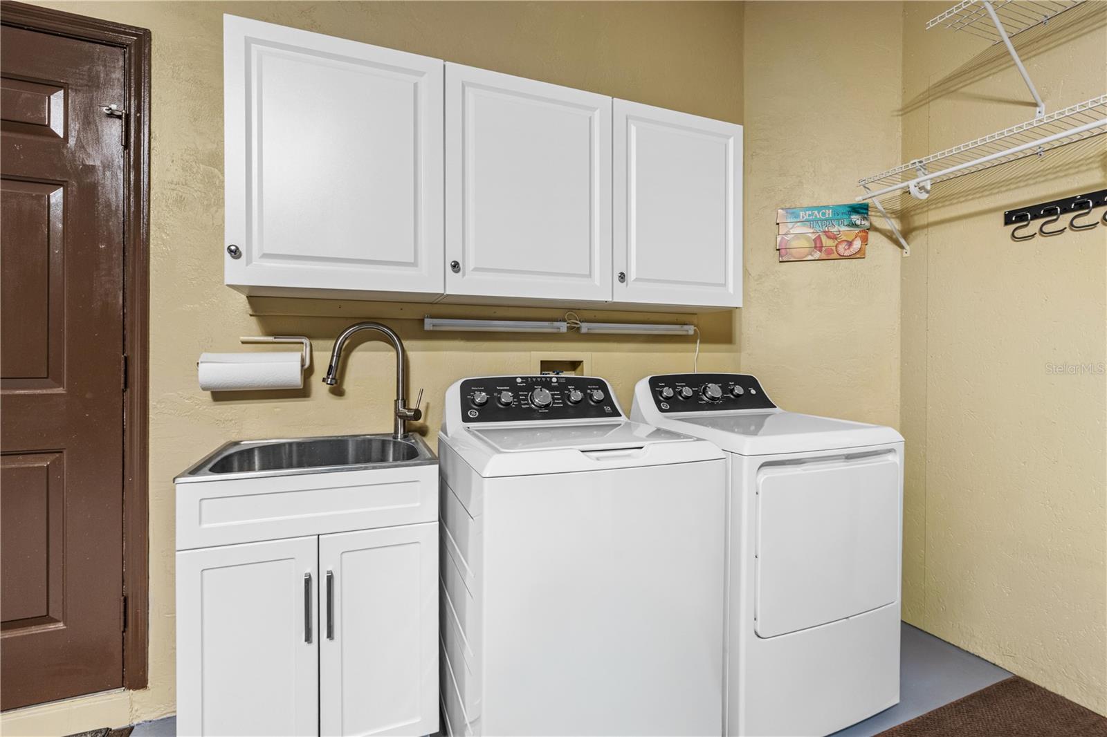 SUNSET PINES TWNHMS - Residential