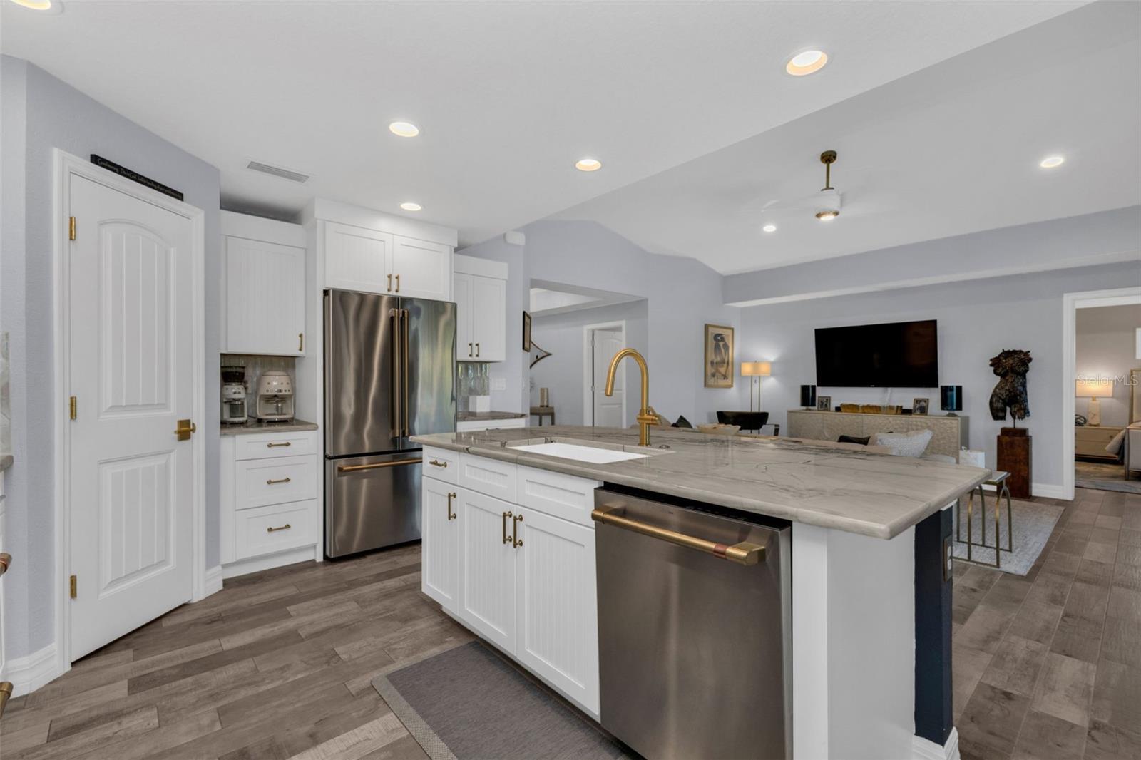 ROTONDA LAKES - Residential