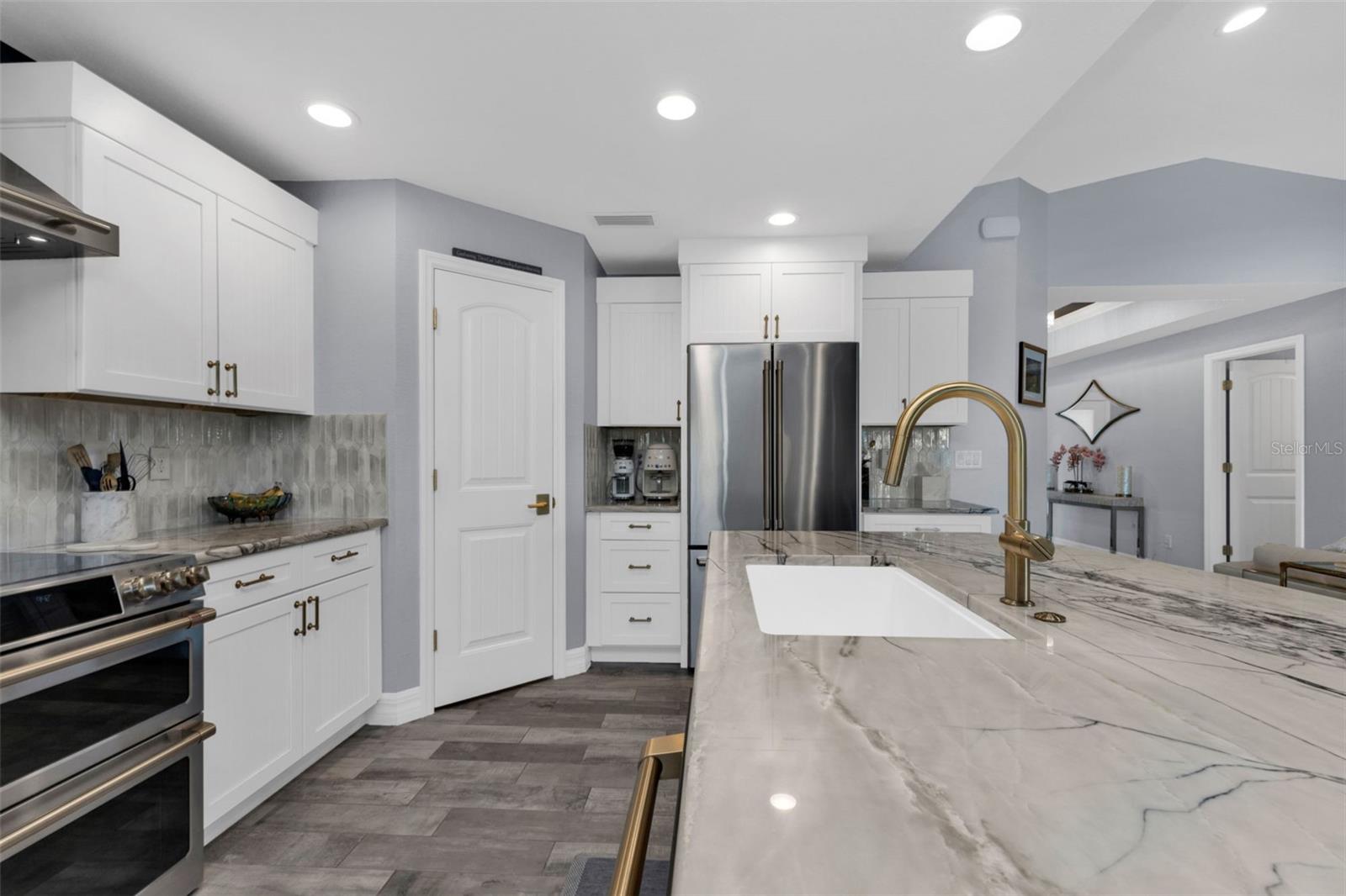 ROTONDA LAKES - Residential