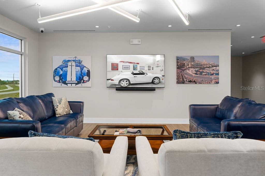 LUXE DREAM GARAGE CONDO - Residential