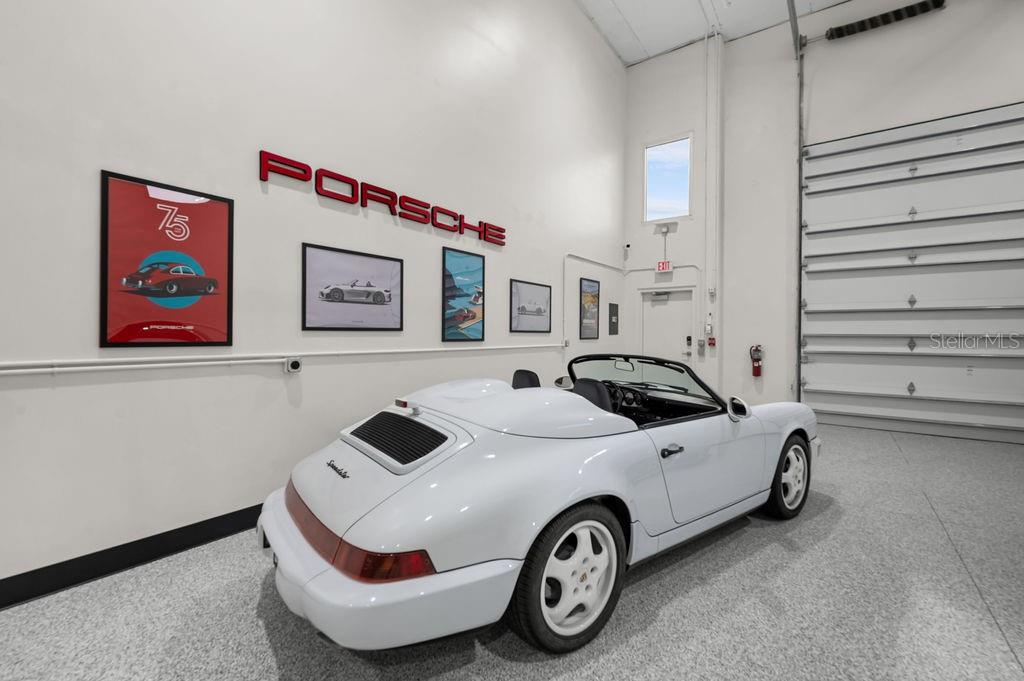 LUXE DREAM GARAGE CONDO - Residential