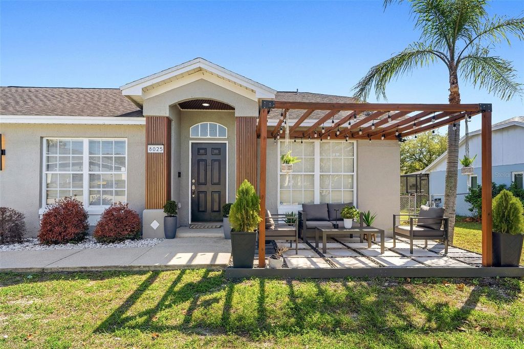 Photo of 8025 Ridgeglen Cir W, Lakeland, FL 33809 (MLS # L4960223)