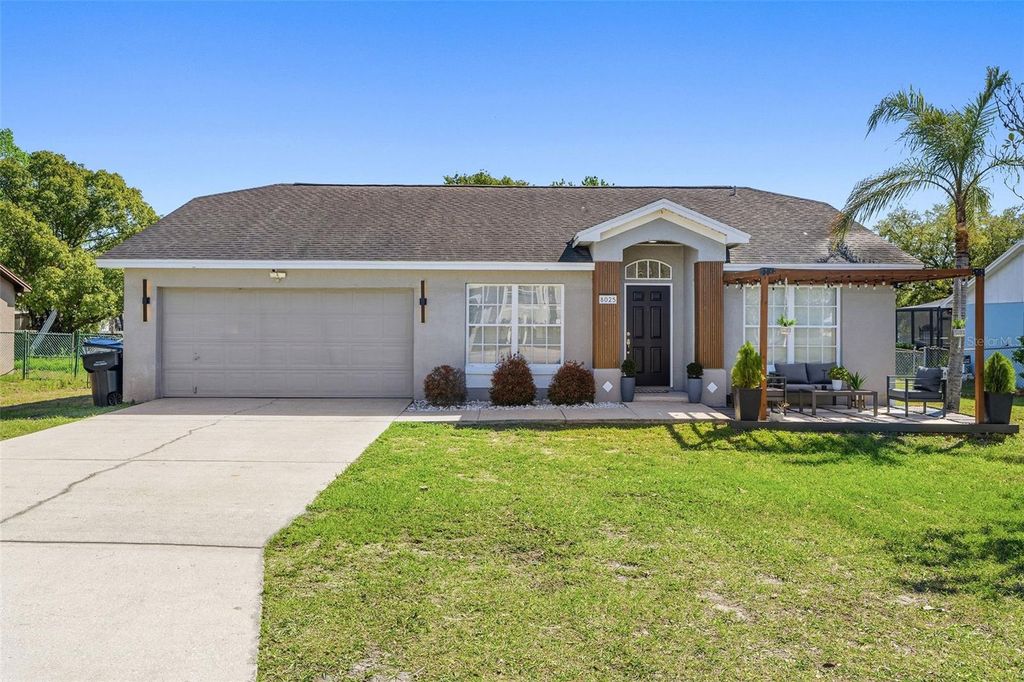 Photo of 8025 Ridgeglen Cir W, Lakeland, FL 33809 (MLS # L4960223)