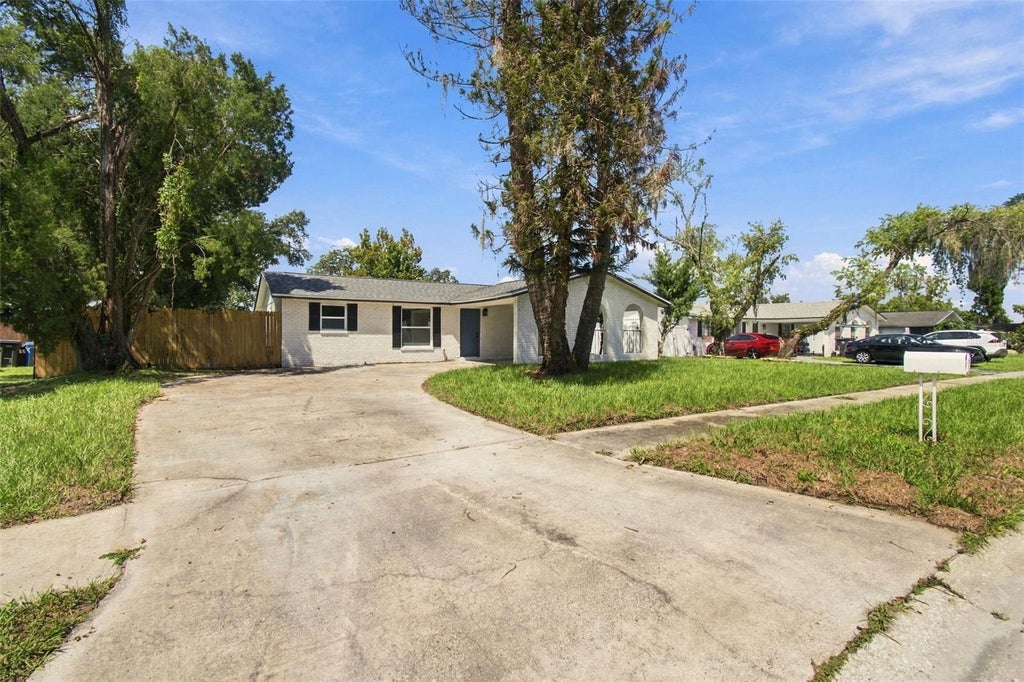 Photo of 802 Walnut Drive, Seffner, FL 33584 (MLS # TB8548193)