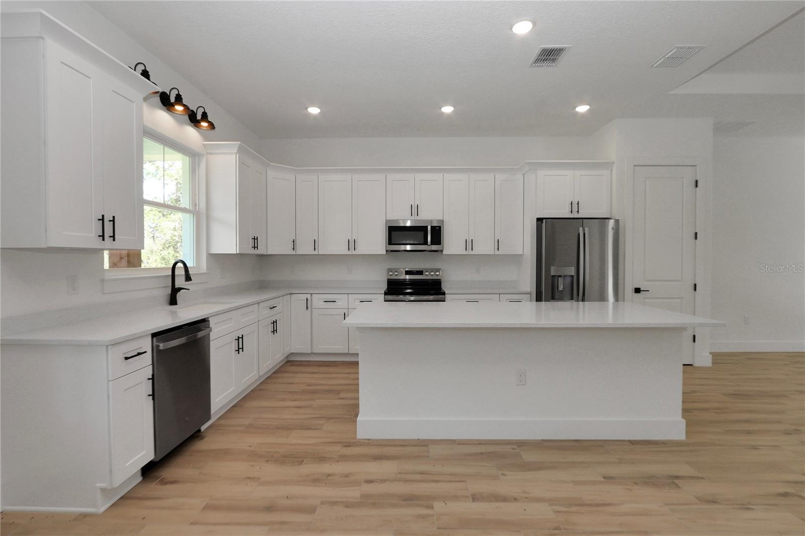 ROLLING HILLS - Residential