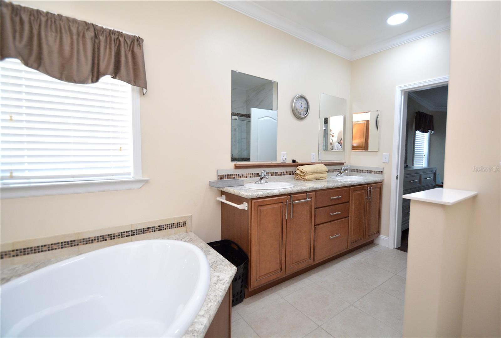 COUNTRY CLUB ESTATES - Residential Lease