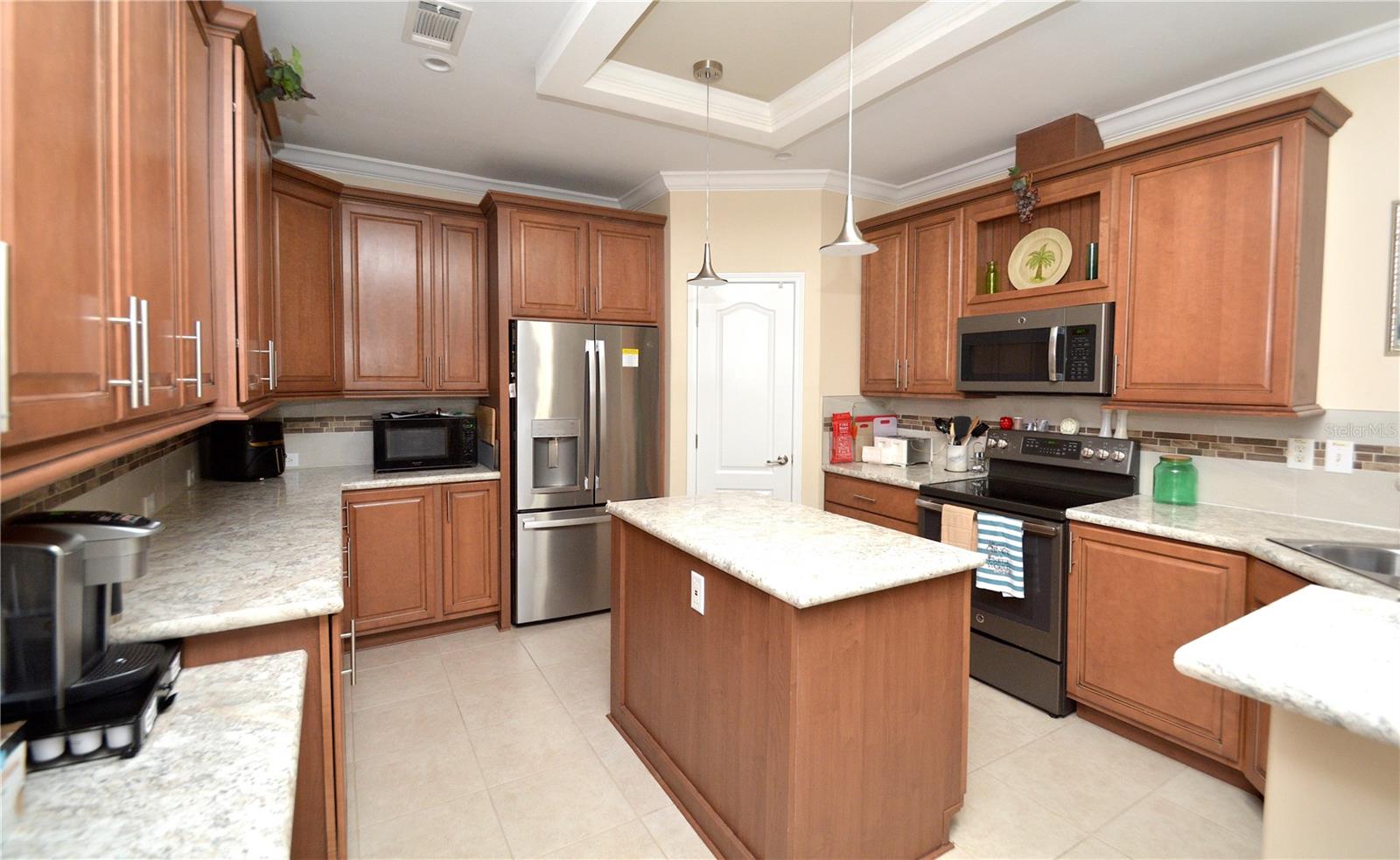 COUNTRY CLUB ESTATES - Residential Lease