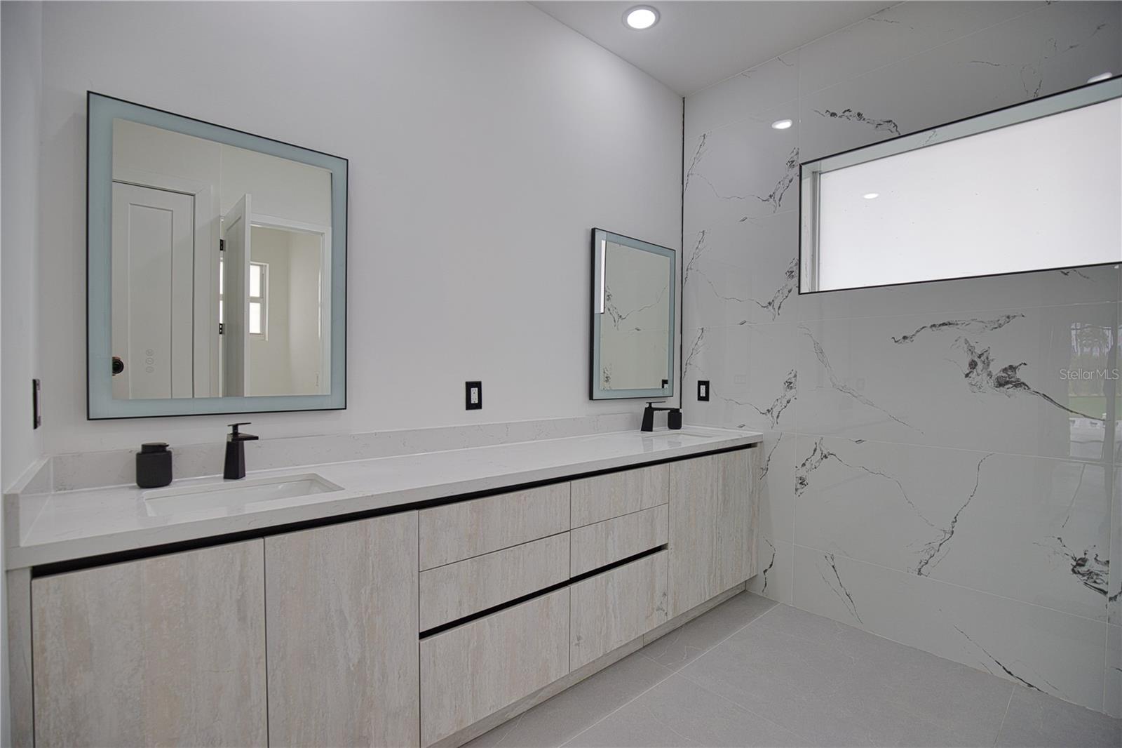 ROTANDA WEST PINE VLY - Residential