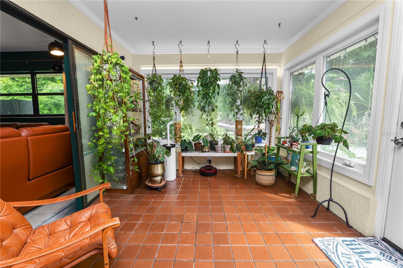 TROPICAL MANOR - Residential