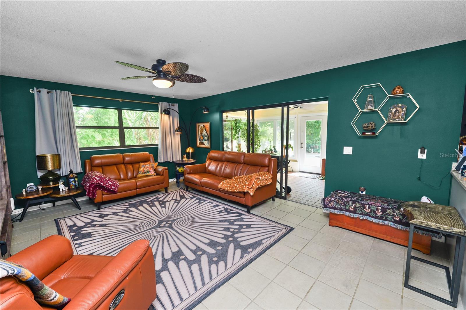 TROPICAL MANOR - Residential