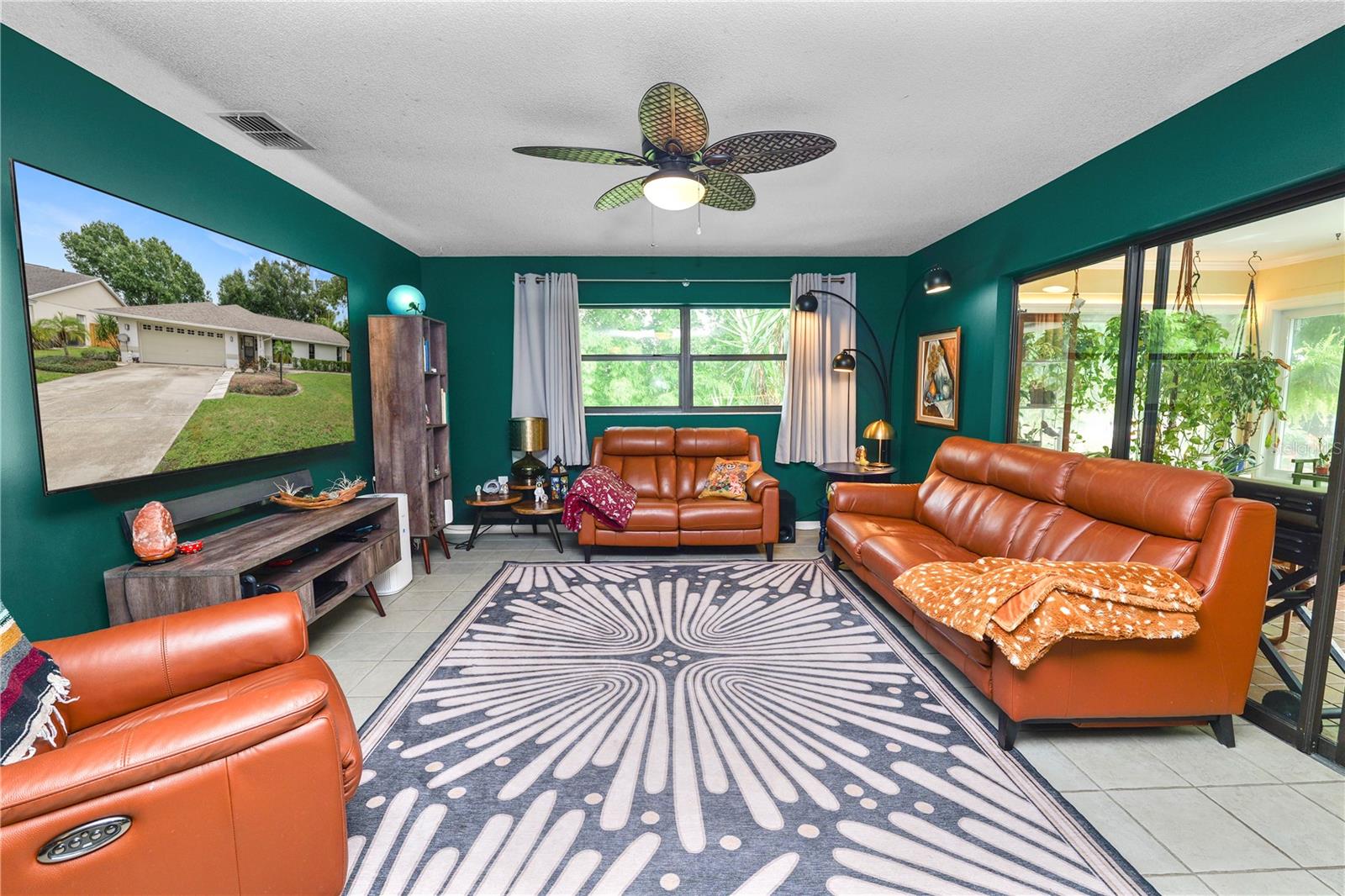 TROPICAL MANOR - Residential