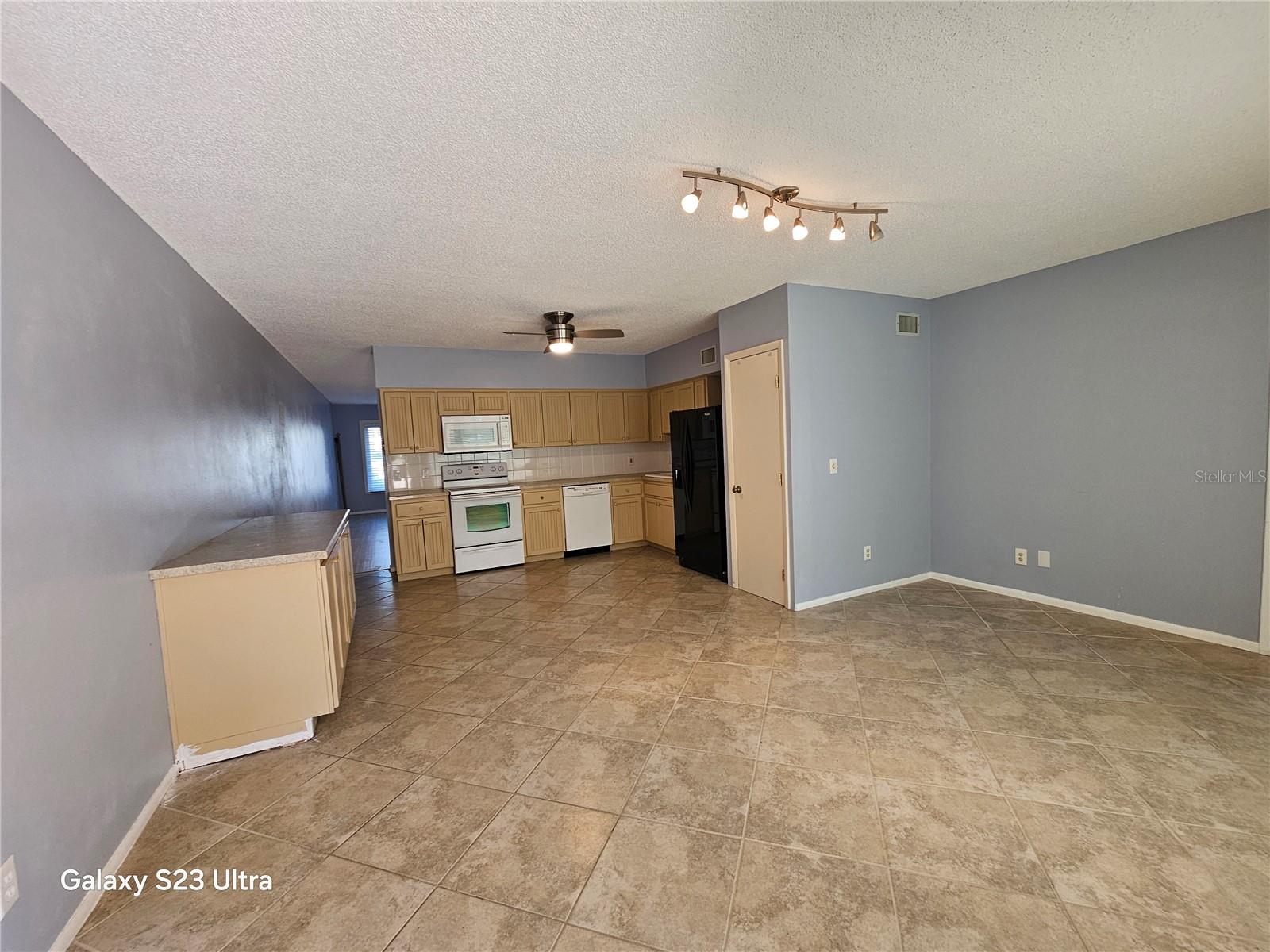 ON TOP OF THE WORLD - Residential Lease