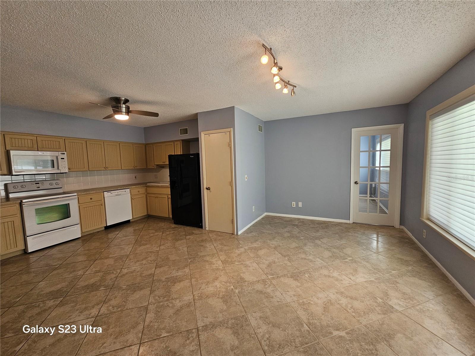 ON TOP OF THE WORLD - Residential Lease