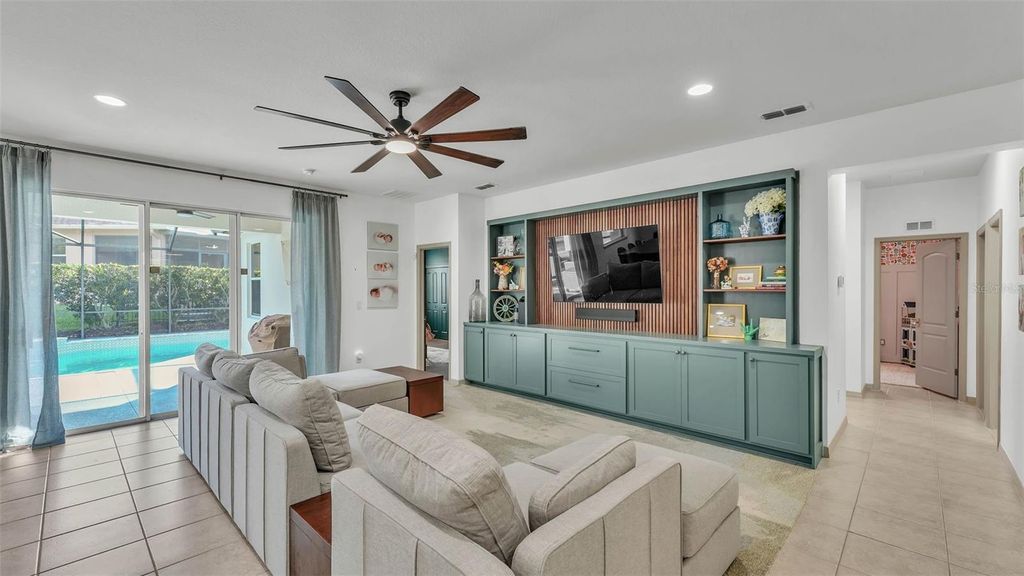 Photo of 15706 Starling Water Drive, Lithia, FL 33547 (MLS # L4952700)