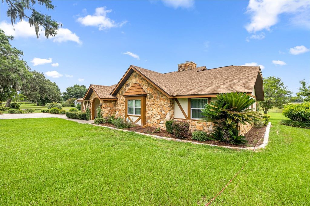 Photo of 12131 NE 10th Terrace, Ocala, FL 34479 (MLS # OM711006)