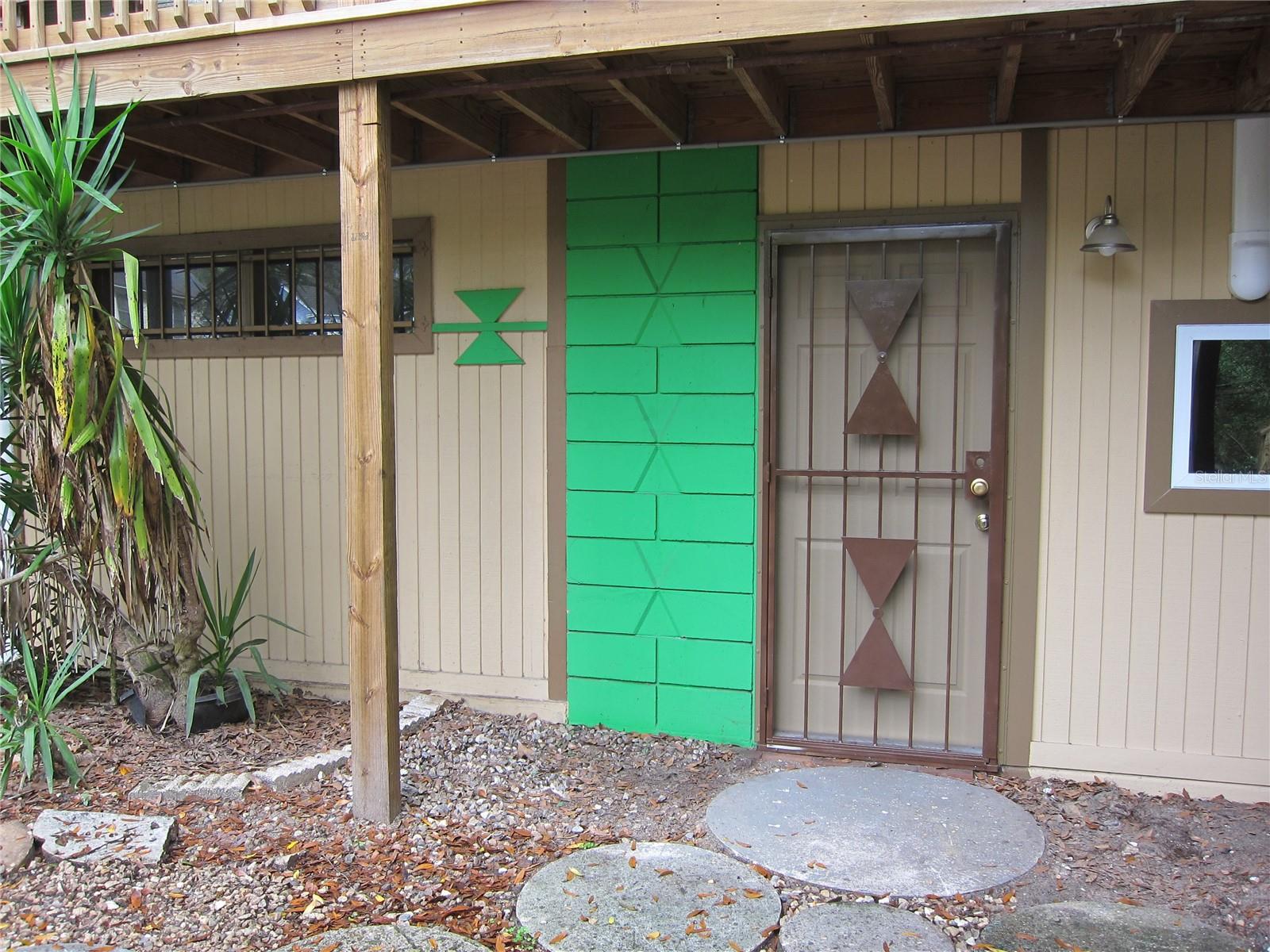 2BR/1BA Downtown Apartment in Bed & Breakfast District, ceramic tile floors, off-street parking, walking distance to Depot Park, Downtown, and community garden. Water and sewer included in rent. Coin operated laundry on site. Occupancy limited to 3.