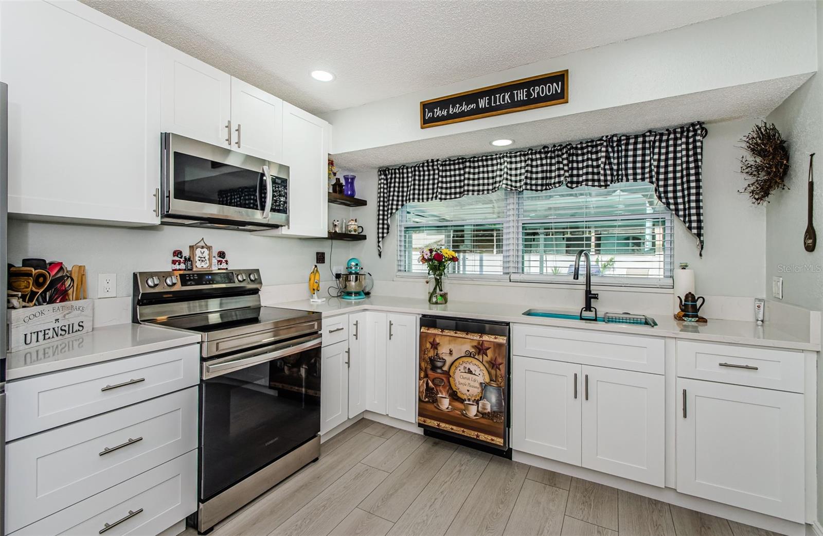 SPRING HILL UNIT 4 BLK 188 LOT 23 - Residential