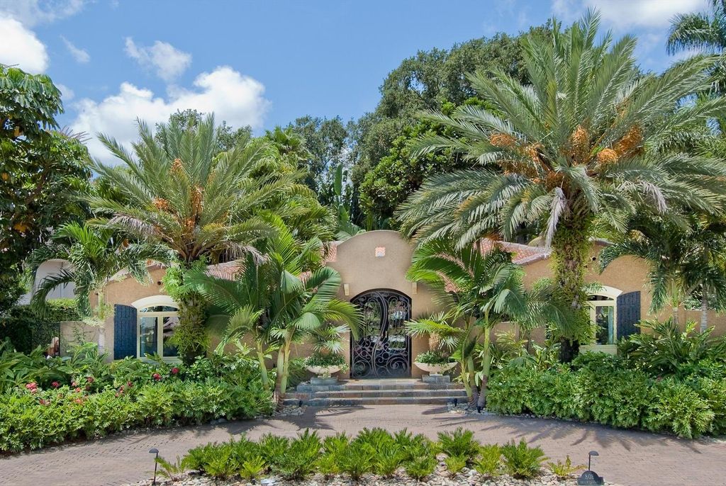 Photo of 808 Brightwaters Boulevard NE, St Petersburg, FL 33704 (MLS # TB8452744)