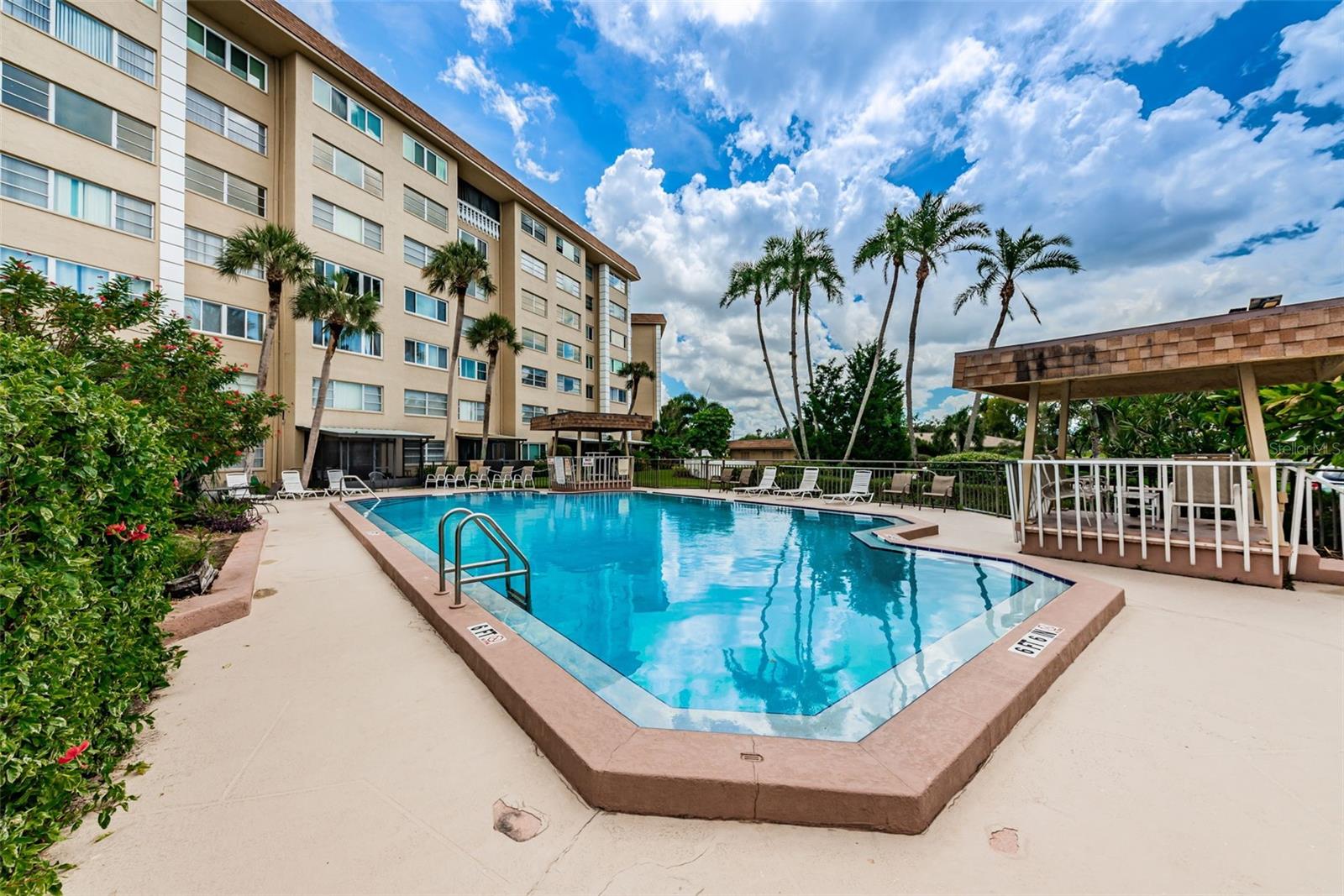 SEMINOLE-ON-THE-GREEN CAVALIER BLDG - Residential