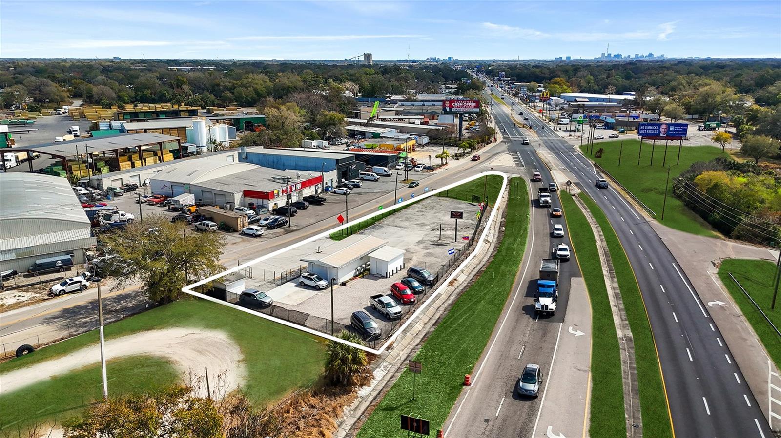 Main image without alt text