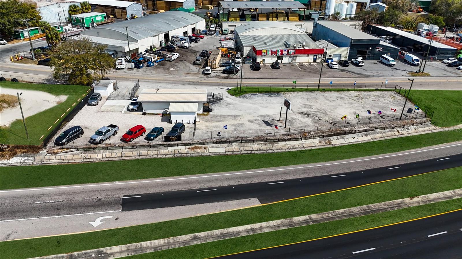 Main image without alt text