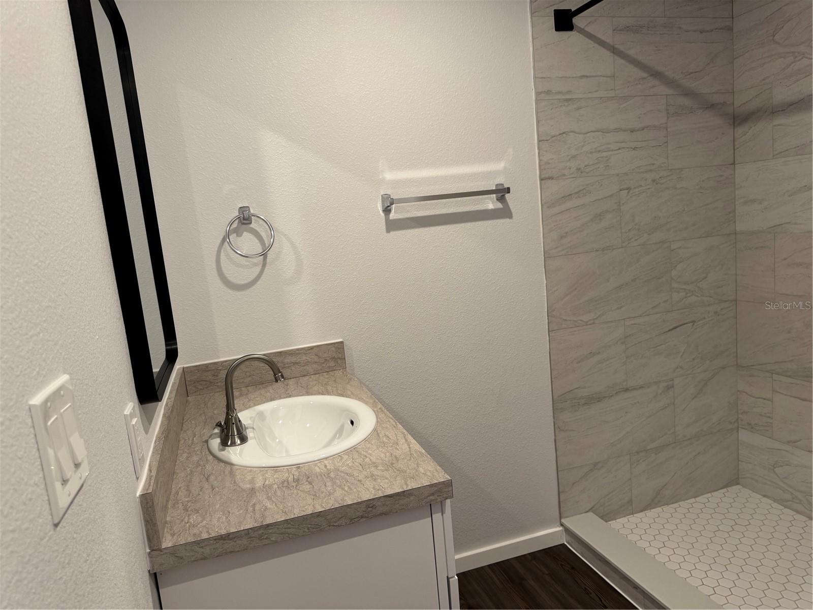 LEESBURG HANSONS SUB - Residential Lease