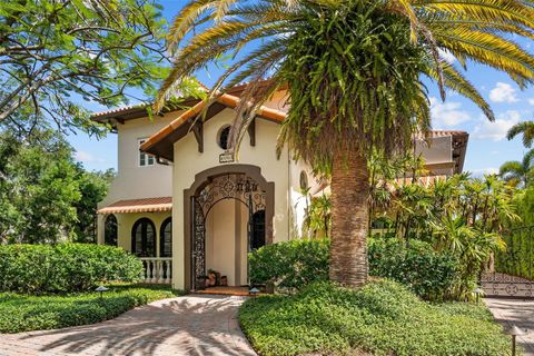 Photo of 4803 W Woodmere Road, Tampa, FL 33609 (MLS # TB8520503)