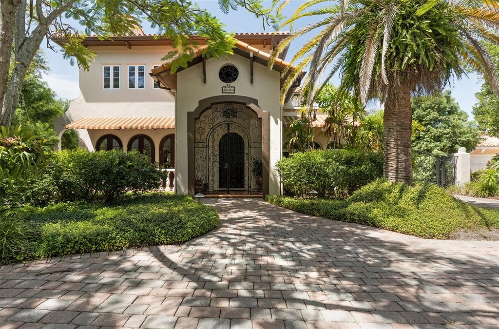 Photo of 4803 W Woodmere Road, Tampa, FL 33609 (MLS # TB8520503)