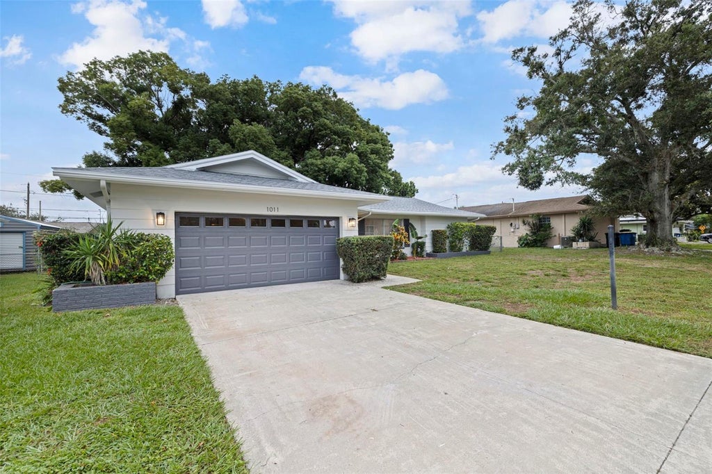 Photo of 1011 Macrae Avenue, Clearwater, FL 33755 (MLS # O6448087)