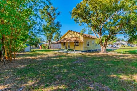 A home in LAKELAND