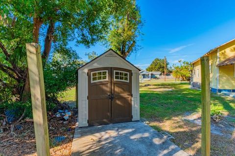 A home in LAKELAND