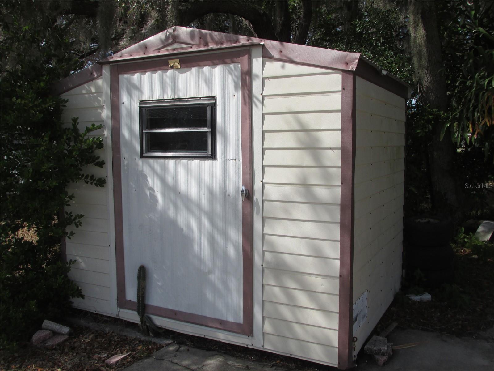 SADDLEBAG LAKE - Land