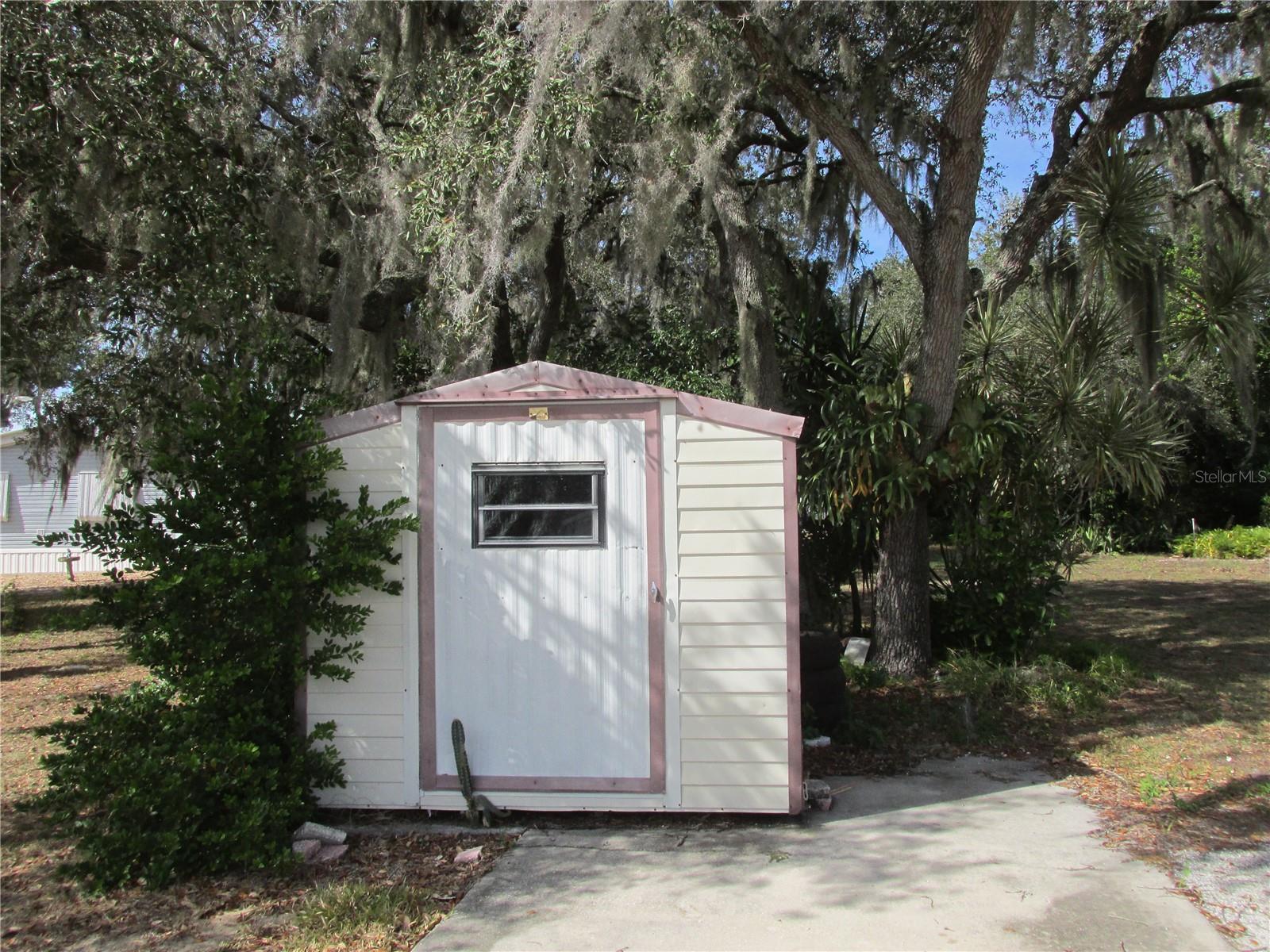 SADDLEBAG LAKE - Land