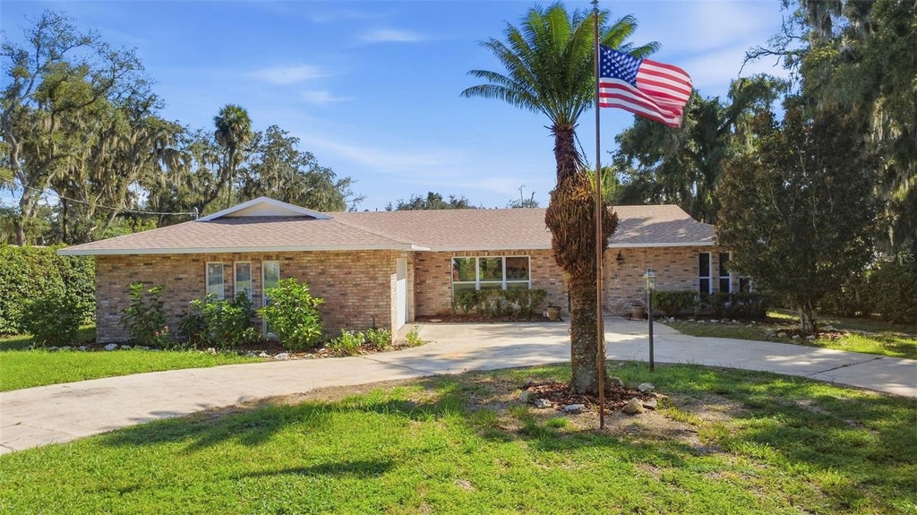 Photo of 1521 N Lakeview Avenue, Leesburg, FL 34748 (MLS # G5118010)